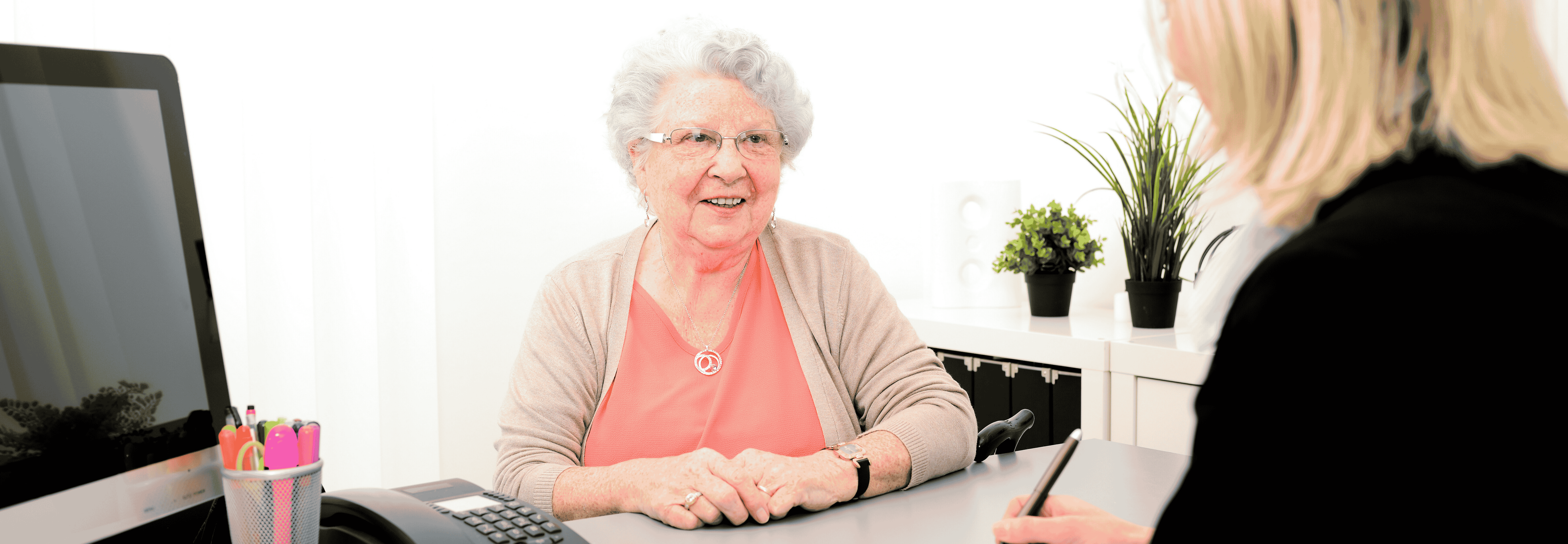Client en bewoner hebben samen een intake gesprek.